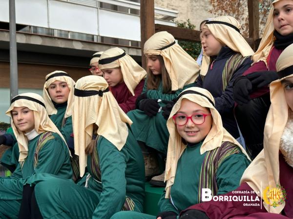 Cofradía Borriquilla Granada: SONRISAS, ILUSIÓN, ESPERANZA Y MUCHA ALEGRIA REPARTIMOS EN LA CARROZA DE LA BORRIQUILLA