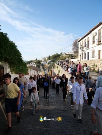 Cofradía Borriquilla Granada: EL ALBAYZÍN SE LLENÓ DE PAZ Y DE MÁS DE 250 JÓVENES EN EL VIA LUCIS DE LA JUVENTUD COFRADE 2024