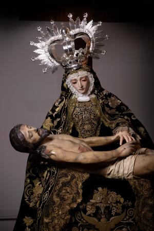 Cofradía Borriquilla Granada: VESTIMENTA DE NUESTRA SEÑORA DE LAS ANGUSTIAS DE SAN ANDRÉS PARA EL TRASLADO A LA SAI CATEDRAL DE GRANADA
