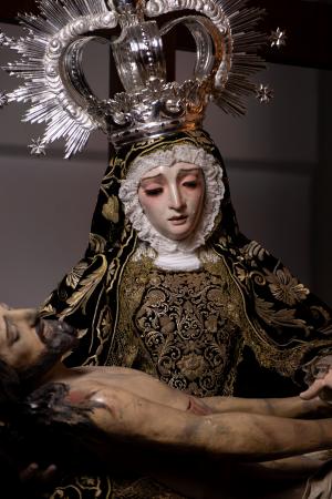 Cofradía Borriquilla Granada: VESTIMENTA DE NUESTRA SEÑORA DE LAS ANGUSTIAS DE SAN ANDRÉS PARA EL TRASLADO A LA SAI CATEDRAL DE GRANADA