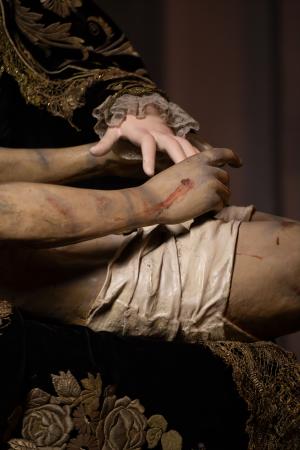 Cofradía Borriquilla Granada: VESTIMENTA DE NUESTRA SEÑORA DE LAS ANGUSTIAS DE SAN ANDRÉS PARA EL TRASLADO A LA SAI CATEDRAL DE GRANADA