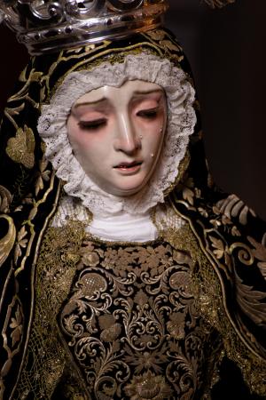 Cofradía Borriquilla Granada: VESTIMENTA DE NUESTRA SEÑORA DE LAS ANGUSTIAS DE SAN ANDRÉS PARA EL TRASLADO A LA SAI CATEDRAL DE GRANADA