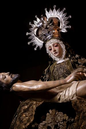 Cofradía Borriquilla Granada: VESTIMENTA DE NUESTRA SEÑORA DE LAS ANGUSTIAS DE SAN ANDRÉS PARA EL TRASLADO A LA SAI CATEDRAL DE GRANADA