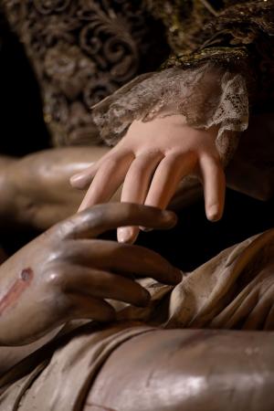 Cofradía Borriquilla Granada: VESTIMENTA DE NUESTRA SEÑORA DE LAS ANGUSTIAS DE SAN ANDRÉS PARA EL TRASLADO A LA SAI CATEDRAL DE GRANADA