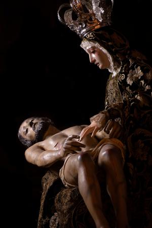 Cofradía Borriquilla Granada: VESTIMENTA DE NUESTRA SEÑORA DE LAS ANGUSTIAS DE SAN ANDRÉS PARA EL TRASLADO A LA SAI CATEDRAL DE GRANADA