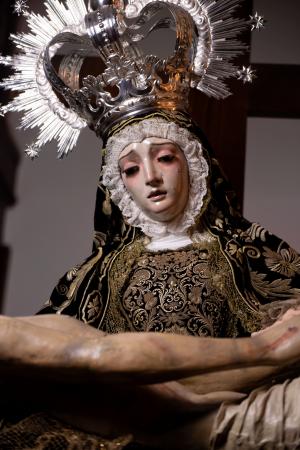 Cofradía Borriquilla Granada: VESTIMENTA DE NUESTRA SEÑORA DE LAS ANGUSTIAS DE SAN ANDRÉS PARA EL TRASLADO A LA SAI CATEDRAL DE GRANADA