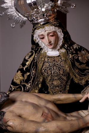 Cofradía Borriquilla Granada: VESTIMENTA DE NUESTRA SEÑORA DE LAS ANGUSTIAS DE SAN ANDRÉS PARA EL TRASLADO A LA SAI CATEDRAL DE GRANADA