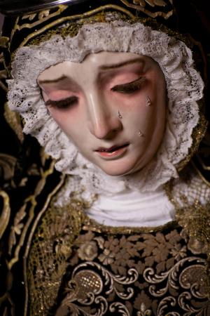 Cofradía Borriquilla Granada: VESTIMENTA DE NUESTRA SEÑORA DE LAS ANGUSTIAS DE SAN ANDRÉS PARA EL TRASLADO A LA SAI CATEDRAL DE GRANADA