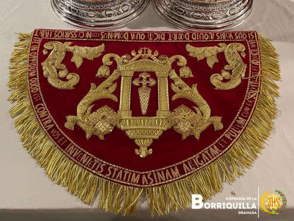 Cofradía Borriquilla Granada: PRESENTADAS Y BENDECIDAS LAS NUEVAS BOCINAS Y PAÑOS