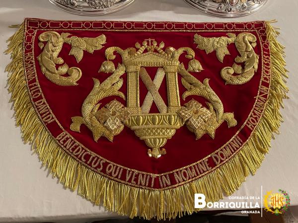 Cofradía Borriquilla Granada: PRESENTADAS Y BENDECIDAS LAS NUEVAS BOCINAS Y PAÑOS