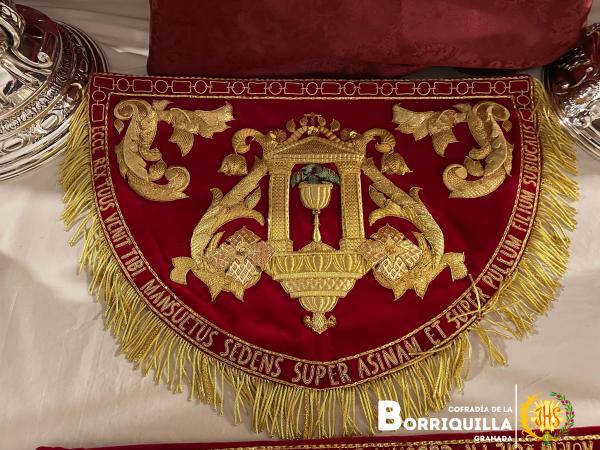 Cofradía Borriquilla Granada: PRESENTADAS Y BENDECIDAS LAS NUEVAS BOCINAS Y PAÑOS